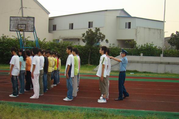 学校开展初三军训活动